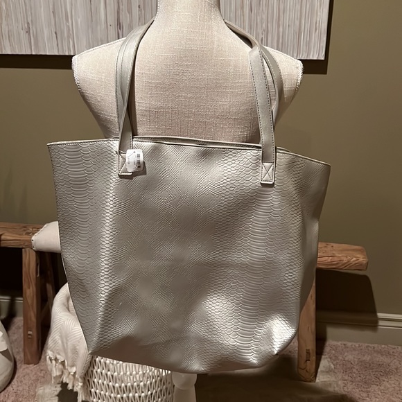 Bath and Body Works Silver Zip Close Tote - Picture 2 of 2